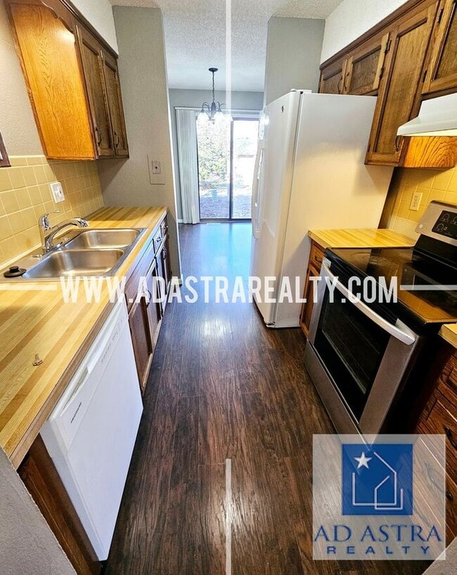 Building Photo - Nice 3 bed 1.5 bath townhouse in Olathe-Co...