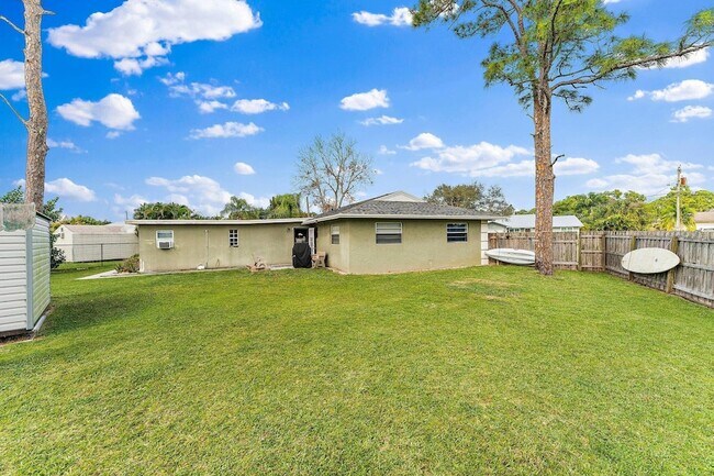 Building Photo - 5854 SE Orange Blossom Trail