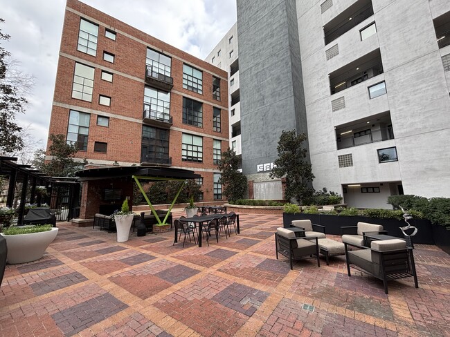 Community first floor patio with multiple grills - 3110 Thomas Ave