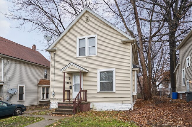 Building Photo - New 3 Bed 2 bath home