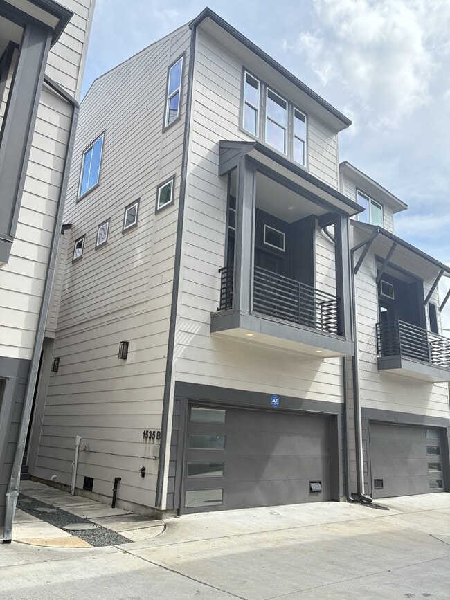 Building Photo - 1535 W 24th St