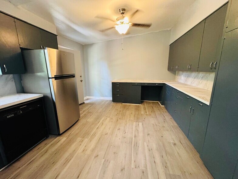 Building Photo - 1112 Riverside Ter