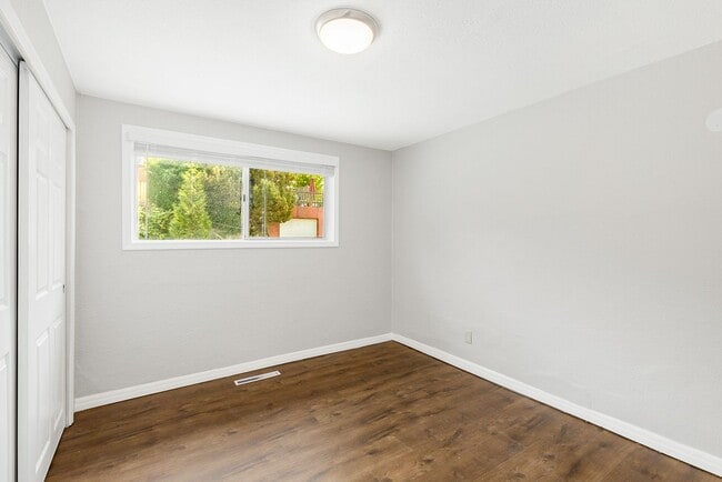 Building Photo - Quaint 2 Bedroom in Beacon Hill