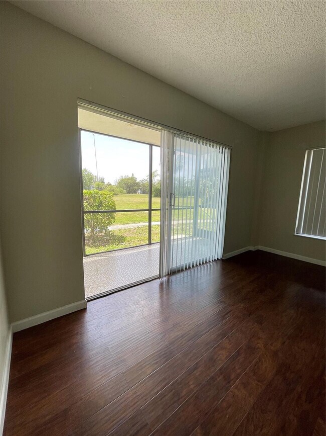 Building Photo - 4158 Inverrary Dr