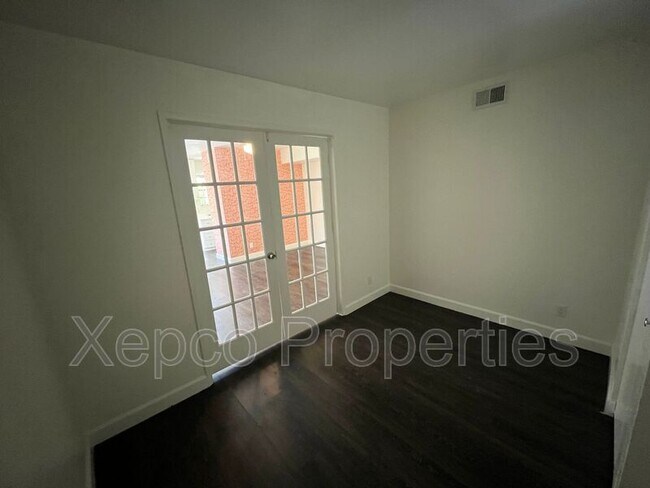 Building Photo - 5300 E Waverly Dr