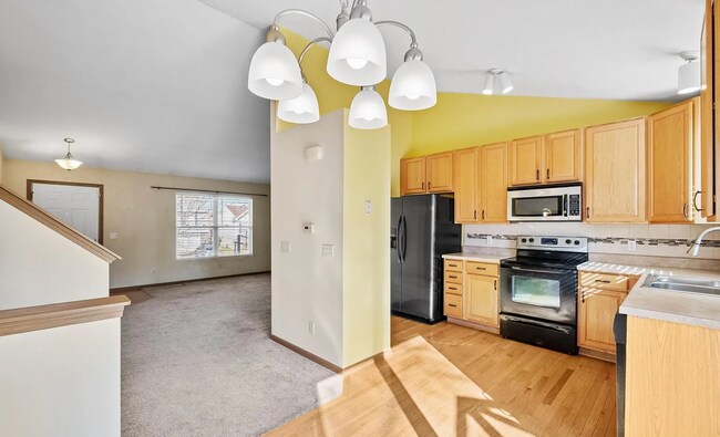 Building Photo - 3 Bedroom With Great Layout!!