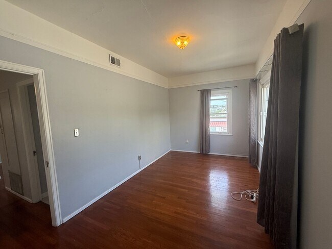 Building Photo - Beautiful 2 bedroom 1 bathroom upstairs ap...