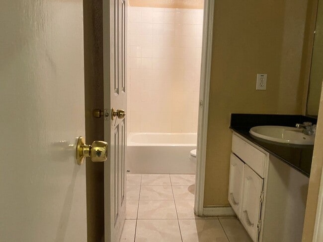 Building Photo - 4 Bed Home for Rent