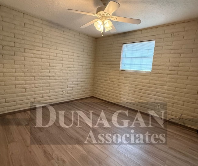 Building Photo - 2 Bedroom, 1 Bath apartment