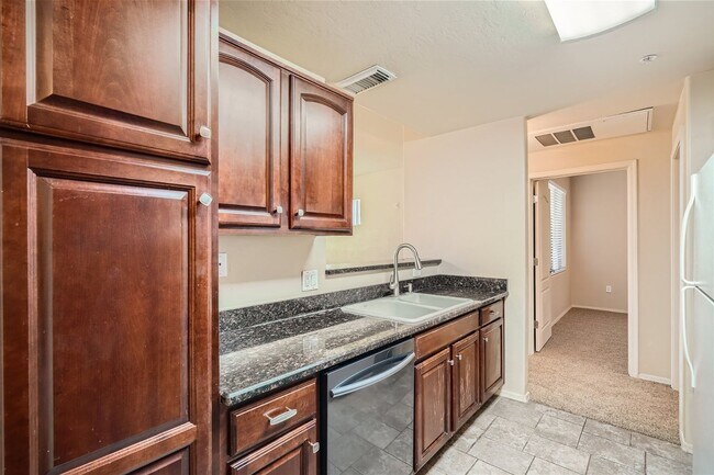 Building Photo - Move-In Special - 2bed/2bath Foothills Rio...