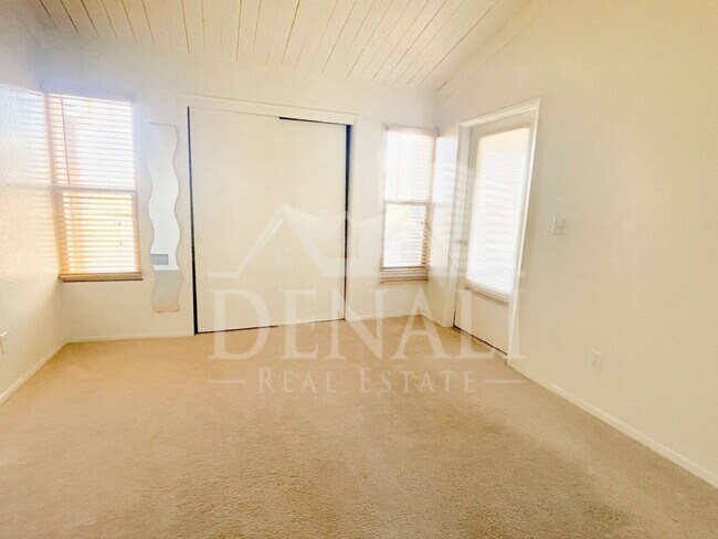 Building Photo - 3750 N Country Club Rd