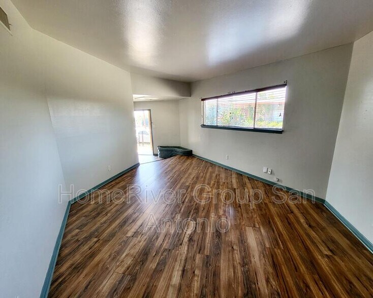 Building Photo - 103 E Skyview Dr