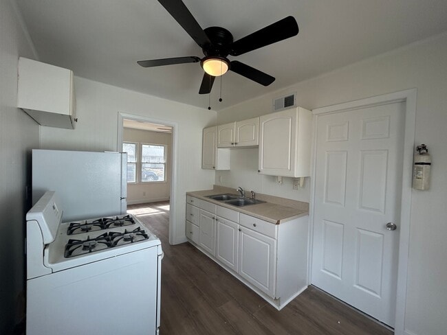 Building Photo - Newly updated 2 bedroom 1 bath home in Rock Island with Garage!