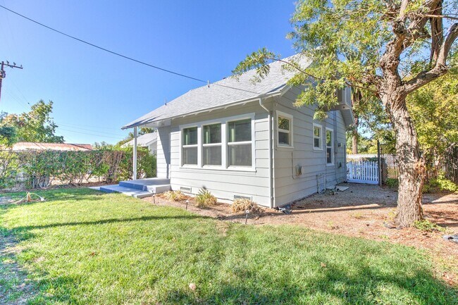 Building Photo - MOVE IN SPECIAL! 1320 1/2 E. Colton Ave. Cozy 1 bedroom, 1 bathroom Redlands Cottage!