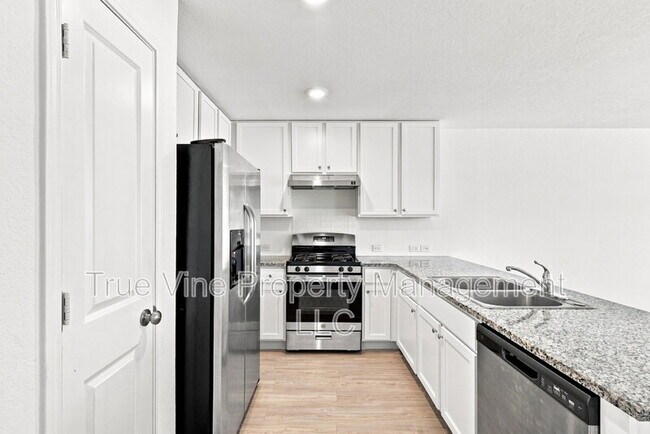 Building Photo - 2906 Millikan Dr