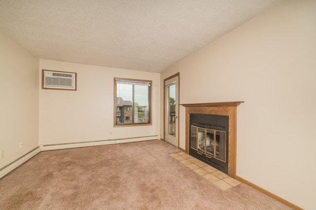 Building Photo - Oxbow Estates - 2 Months Free Rent!