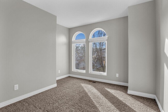 Building Photo - Spacious 4BR End-Unit Townhome | Low-Maintenance HOA Living