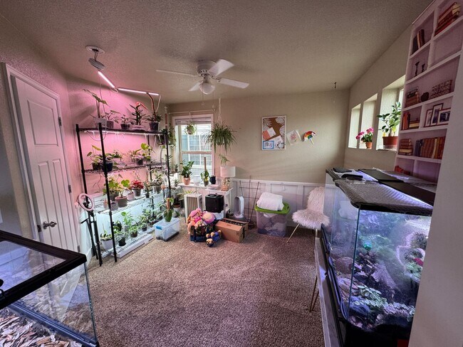 Building Photo - 3 Bedroom, 4 Bathroom Home on a Corner Lot...