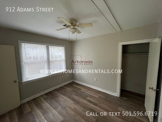 Building Photo - 912 Adams St