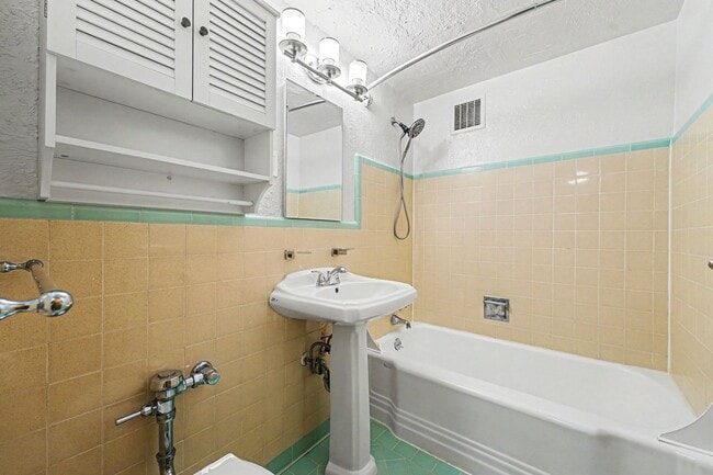 Building Photo - Bright Updated 2-Bed Condo with Vintage Charm Near Wash Park & Cherry Creek