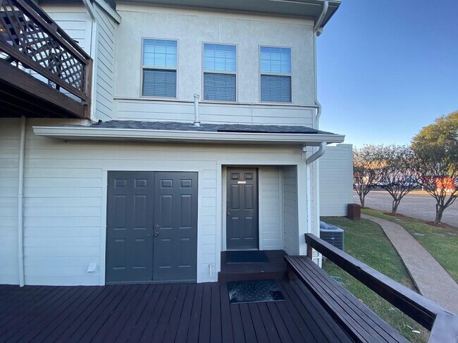 Building Photo - 329 E Washington Ave