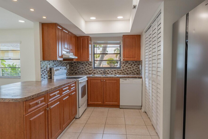 Building Photo - 1253 White Pine Dr