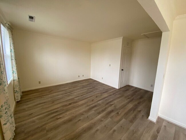 Building Photo - 63 Glen Lake Dr