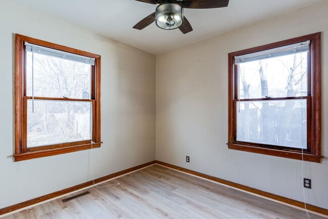 Building Photo - 1616 E Funston St