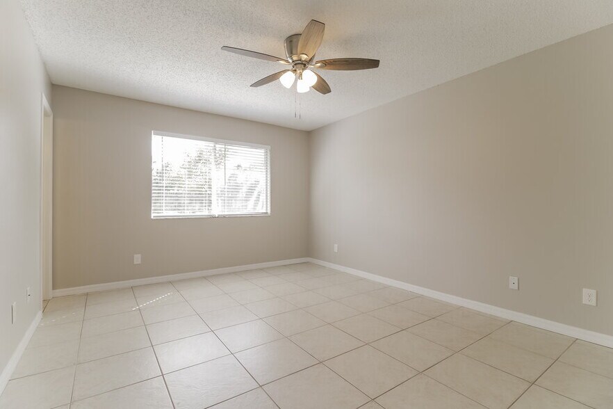 Building Photo - 725 Meadowside Ct