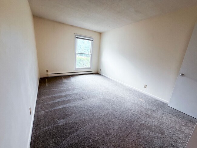 Building Photo - 2BD/1.5BA Beautiful Townhome - Right Near Oakledge Park!