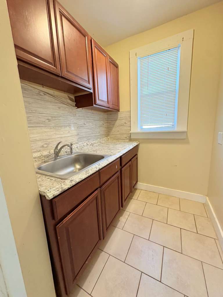 Building Photo - 327 Bassett St