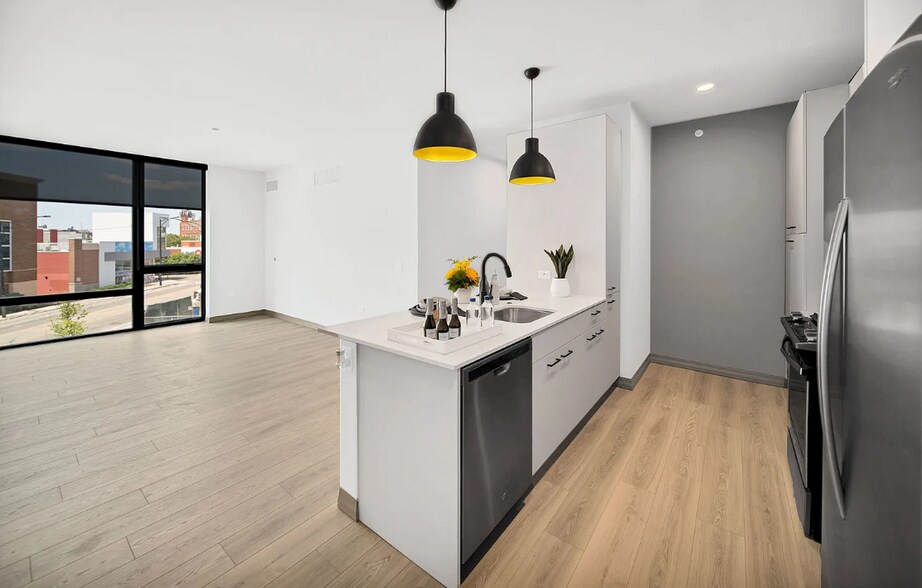 Building Photo - 2141 N Elston Ave