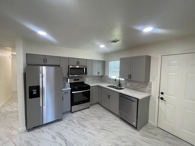 Building Photo - 6705 Covington Dr