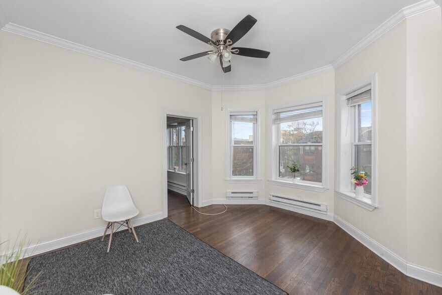 Building Photo - 915 W Waveland Ave