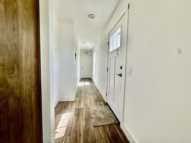 Building Photo - 16 Rainier St N