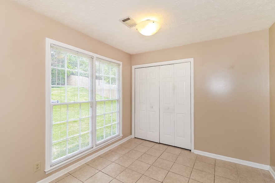 Building Photo - 3935 Willowmeade Dr