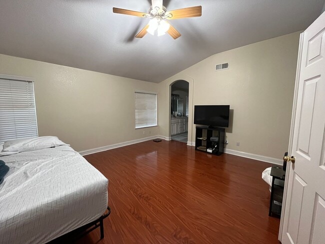 Building Photo - 40336 Cambridge St