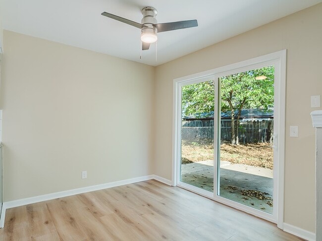Building Photo - 1319 W Forest Dr