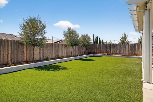 Building Photo - Charming 4BR House in Madera
