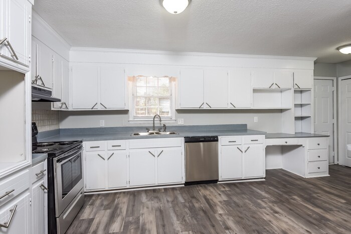 Building Photo - 2104 Hillbeck Dr