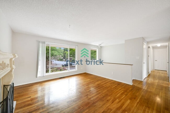 Building Photo - Beautiful Single Family House Bellevue Ava...