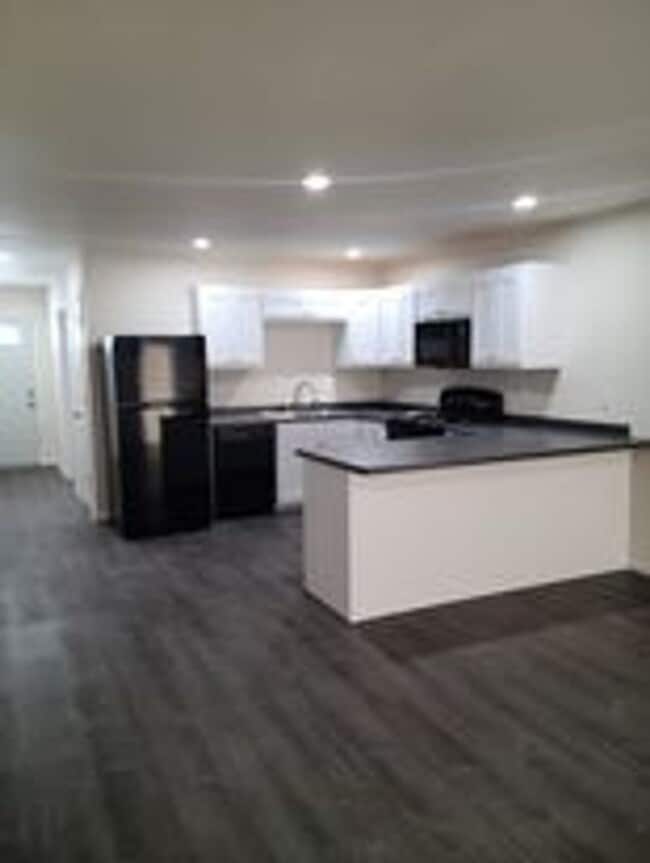 Building Photo - 3 Bedroom Duplex