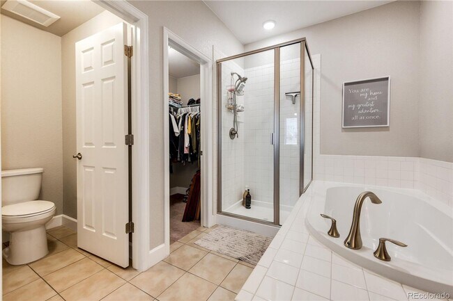 Building Photo - Lage & Beautiful 4 bedroom Townhome in Aurora