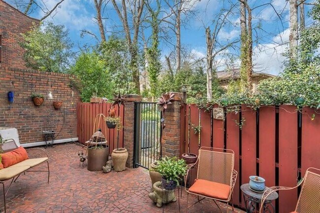 Building Photo - 1105 Clairemont Ave