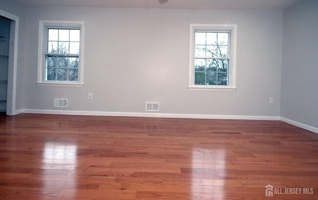 Building Photo - 4 White Oaks Dr