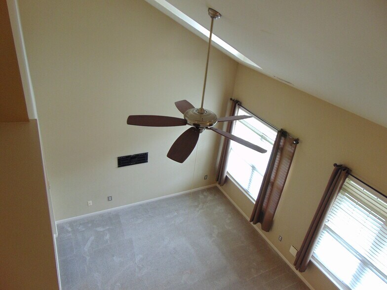 Building Photo - 129 E Bay Dr