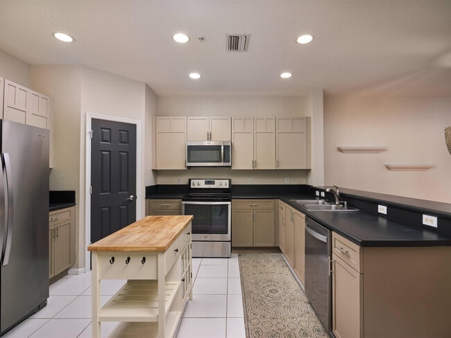 Building Photo - 463 School House Rd