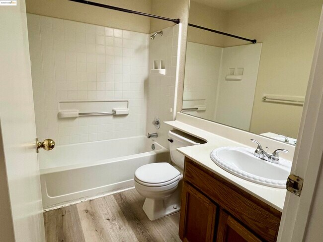 Building Photo - 730 Forest View Common