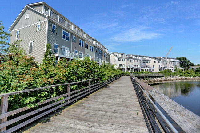 Building Photo - Stunning Townhome with Water Views!