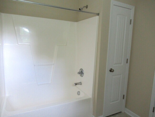 Building Photo - Three Bedroom Townhome in Richlands Close to Everything!!